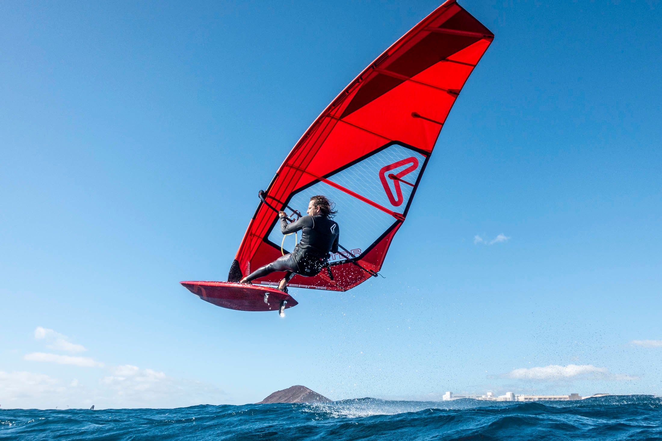 Vela de windsurf Freemove y Freeride Severne Gator en color rojo y negro