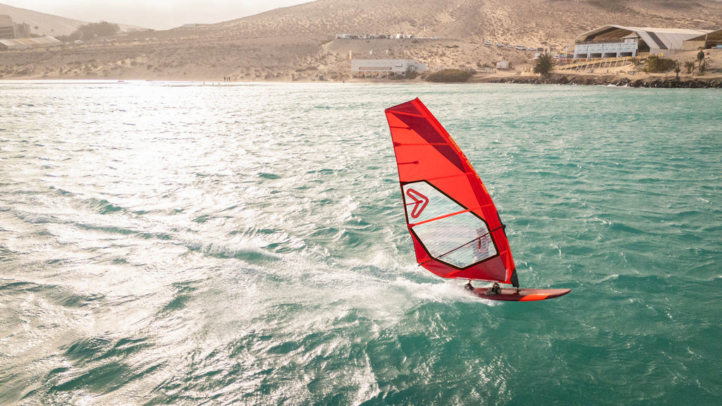 Vela de windsurf Freemove y Freeride Severne Gator en color rojo y negro