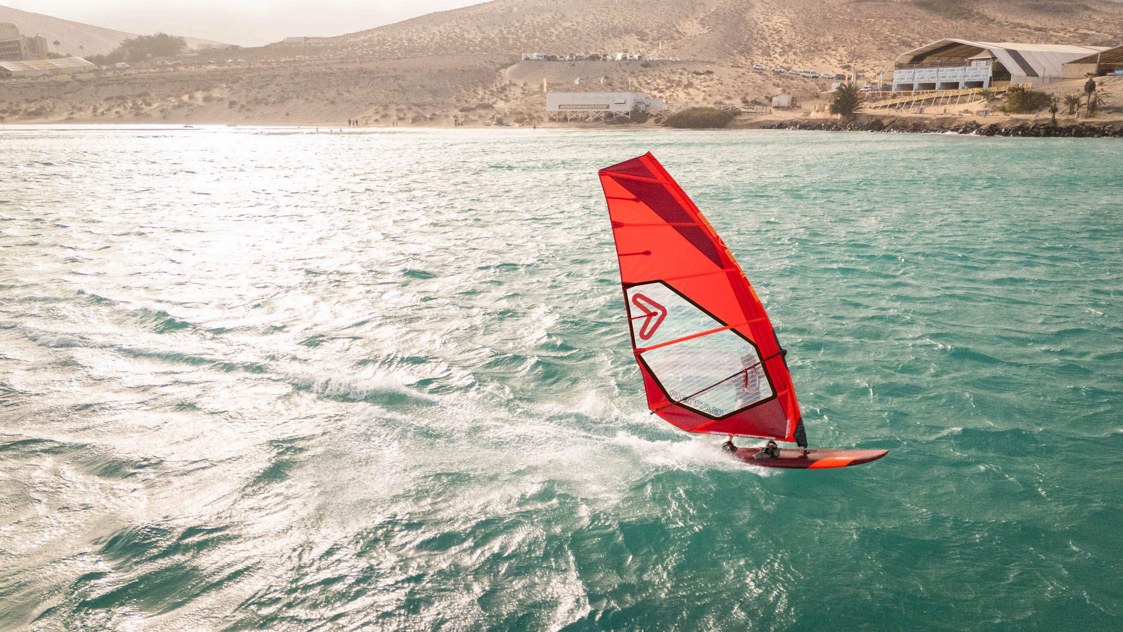 Vela de windsurf Freemove y Freeride Severne Gator en color rojo y negro