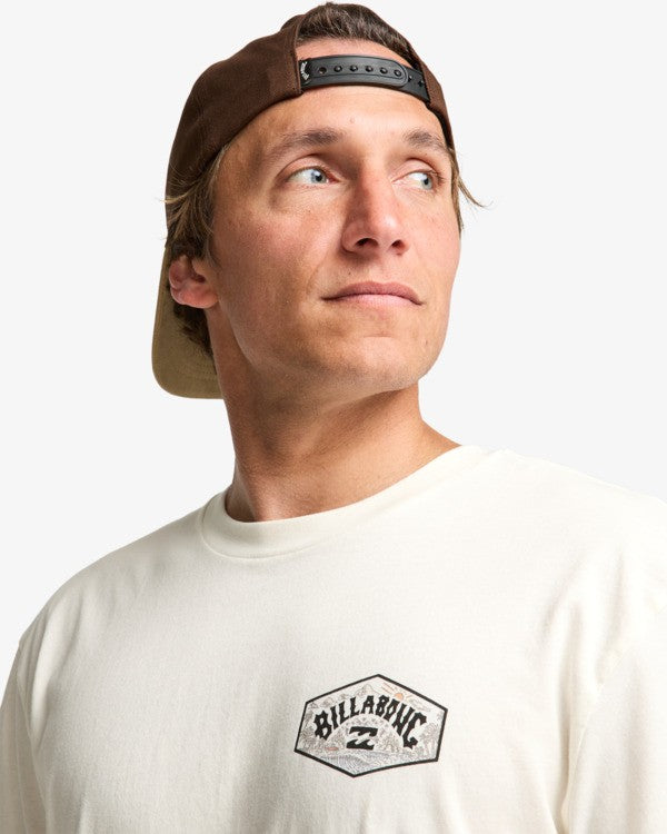 Camiseta de manga corta para hombre Billabong Scenic Arch A/DIV Premium en color blanco roto