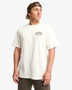 Camiseta de manga corta para hombre Billabong Scenic Arch A/DIV Premium en color blanco roto