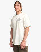 Camiseta de manga corta para hombre Billabong Scenic Arch A/DIV Premium en color blanco roto