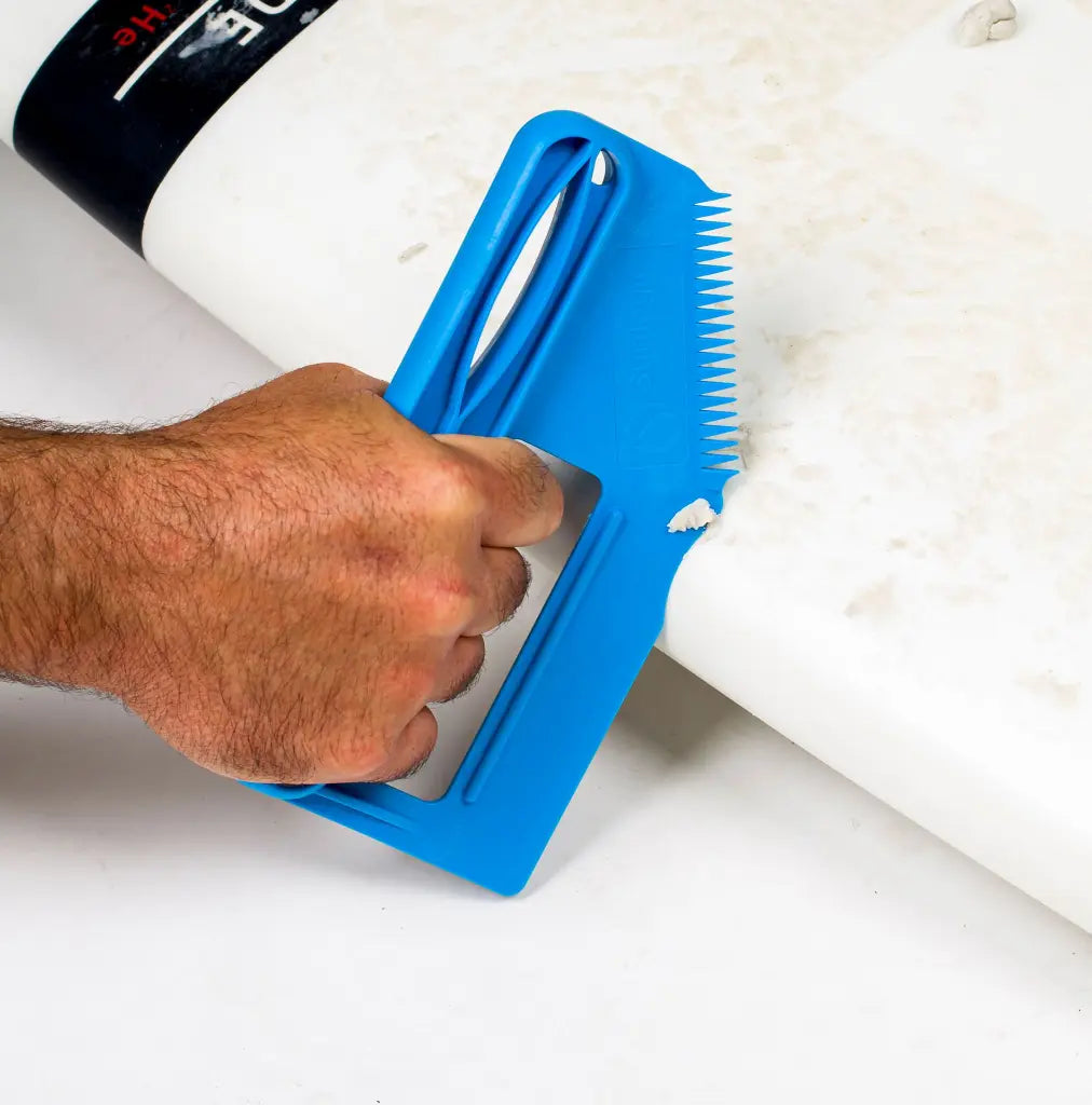 Rascador de parafina y llave de quillas Surflogic Wax Fin Tool en color azul