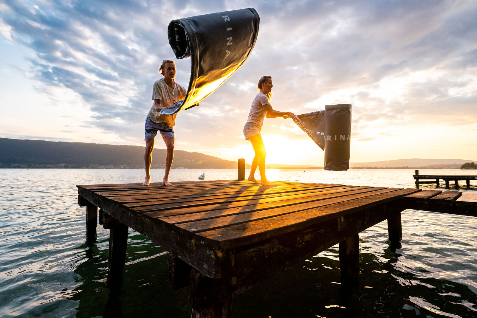 Tabla de paddle surf inflable con luces LED integradas Aqua Marina GLOW 10'4" con remo y batería