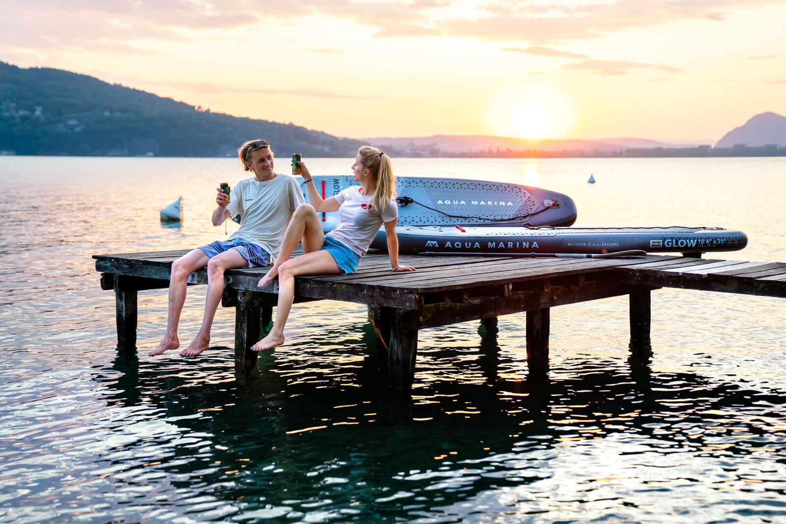 Tabla de paddle surf inflable con luces LED integradas Aqua Marina GLOW 10'4" con remo y batería