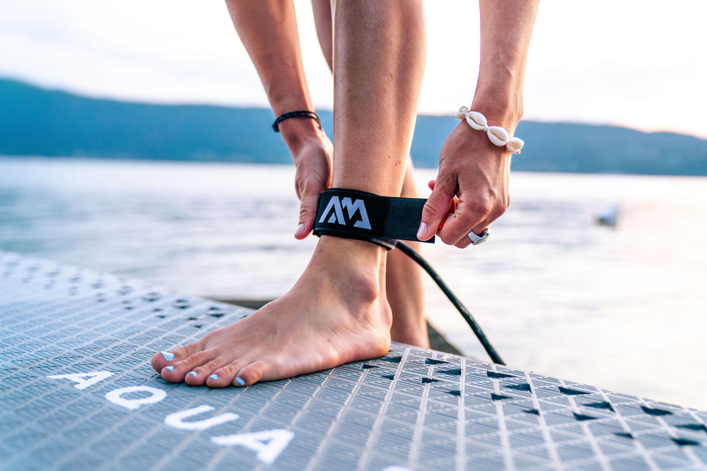 Tabla de paddle surf inflable con luces LED integradas Aqua Marina GLOW 10'4" con remo y batería