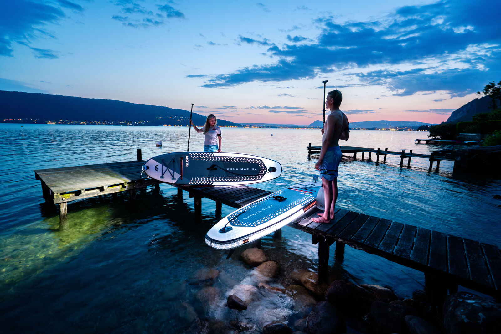 Tabla de paddle surf inflable con luces LED integradas Aqua Marina GLOW 10'4" con remo y batería