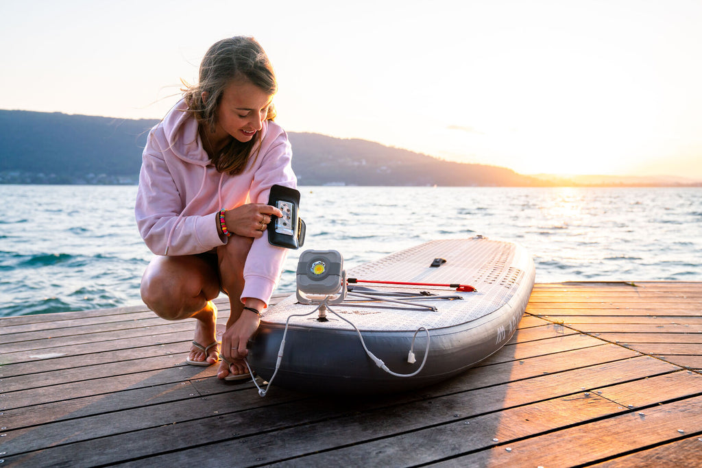 Tabla de paddle surf inflable con luces LED integradas Aqua Marina GLOW 10'4" con remo y batería