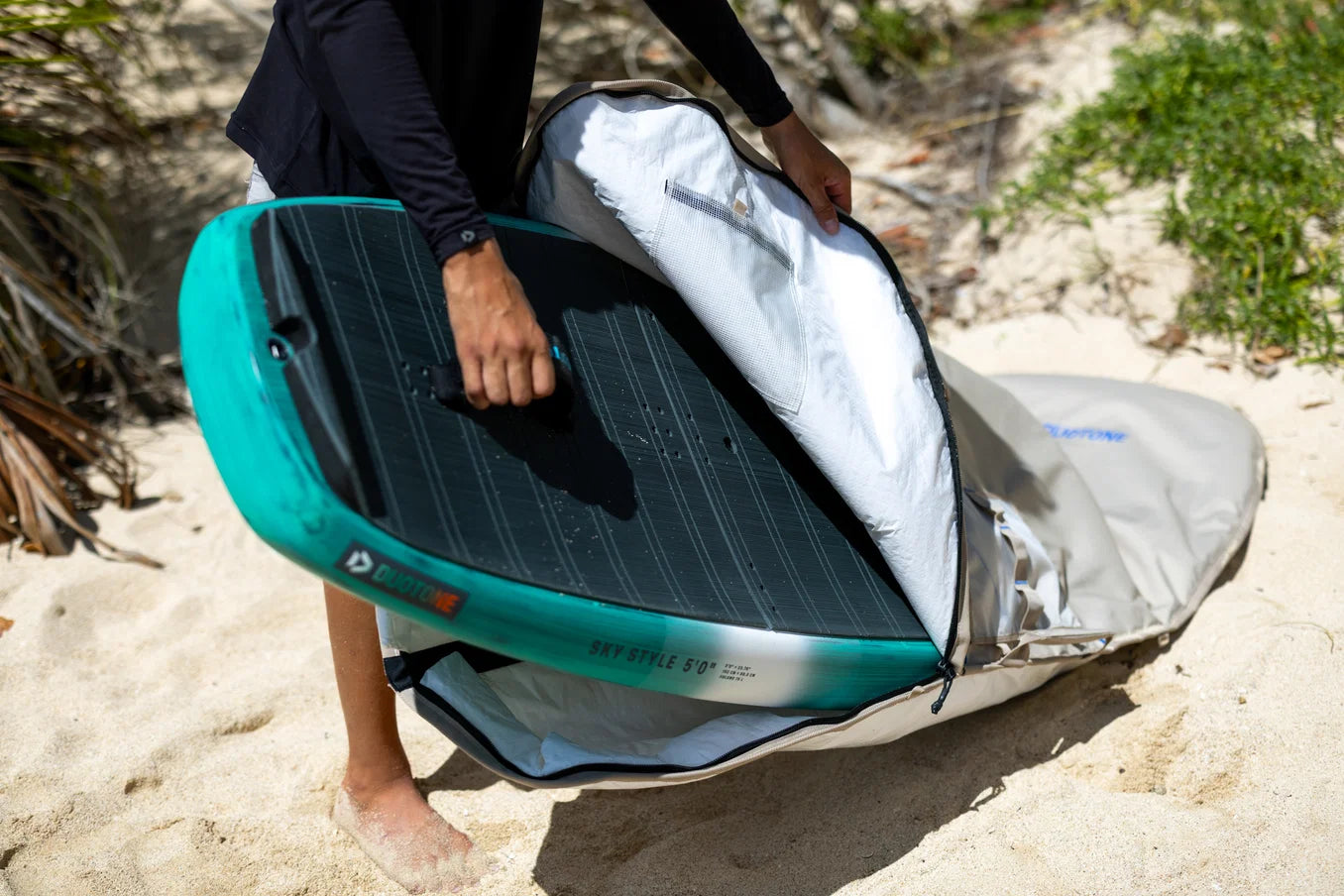 Funda individual para tabla de wing foil Duotone Wing Boardbag Single 2026 en color marfil Ivory