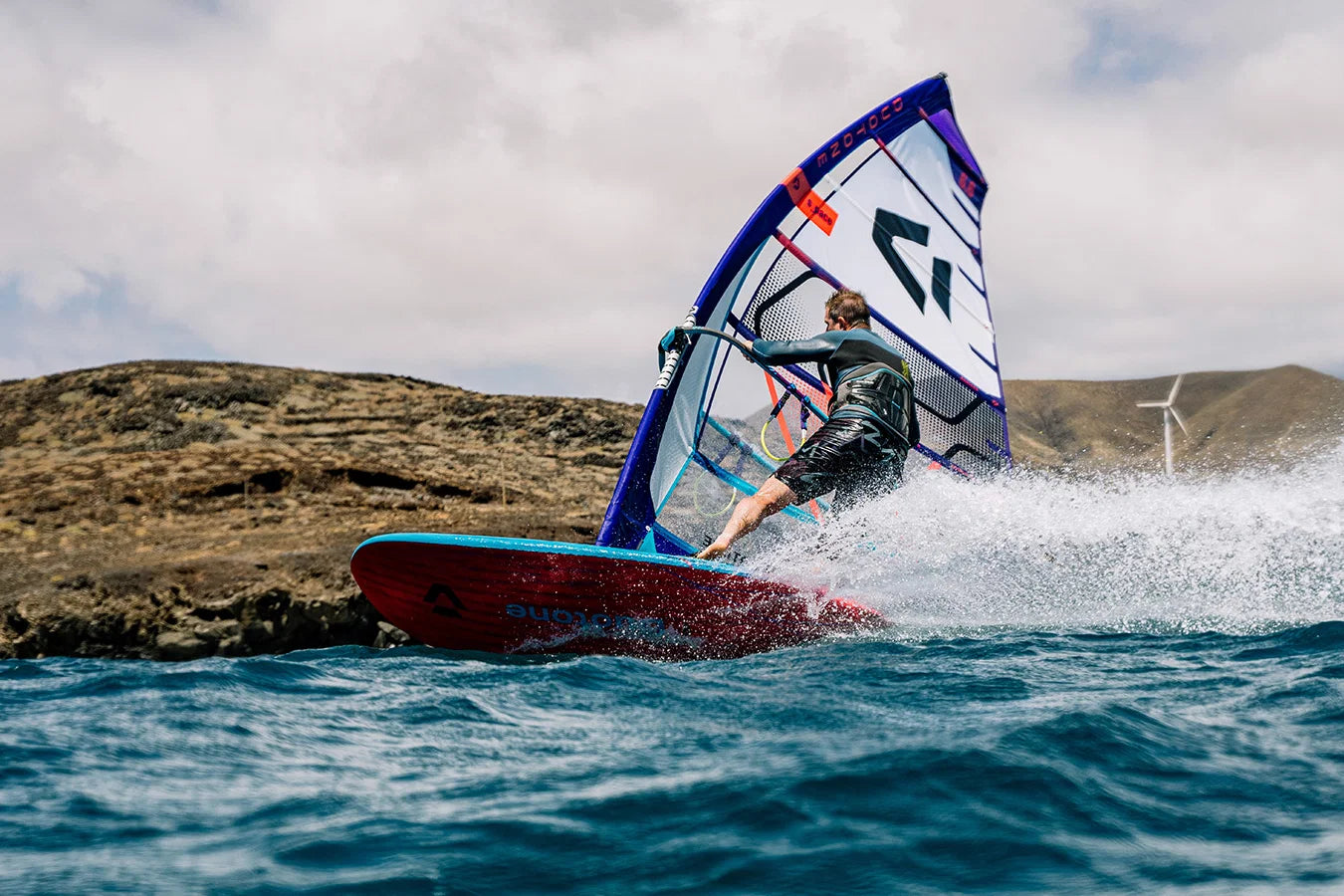 Tabla de windsurf slalom de carbono Duotone Blitz SLS 2026