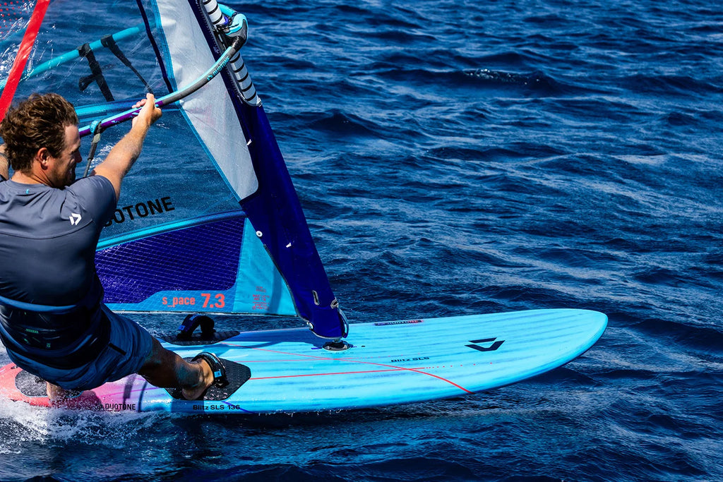 Tabla de windsurf slalom de carbono Duotone Blitz SLS 2026