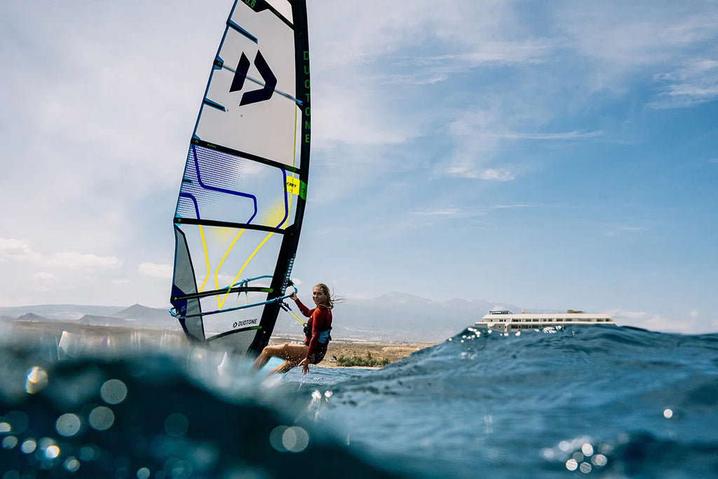 Vela de windsurf Freeride Duotone E_PACE 2026 color blanco y gris