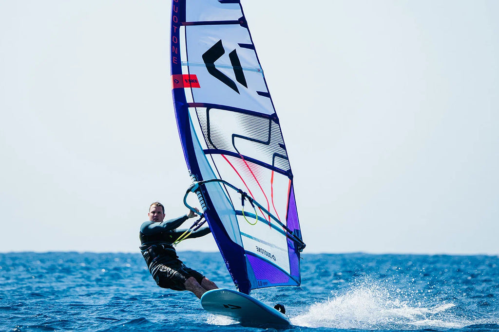 Vela de windsurf Freerace y Slalom Duotone S_PACE 2026 color blanco y violeta
