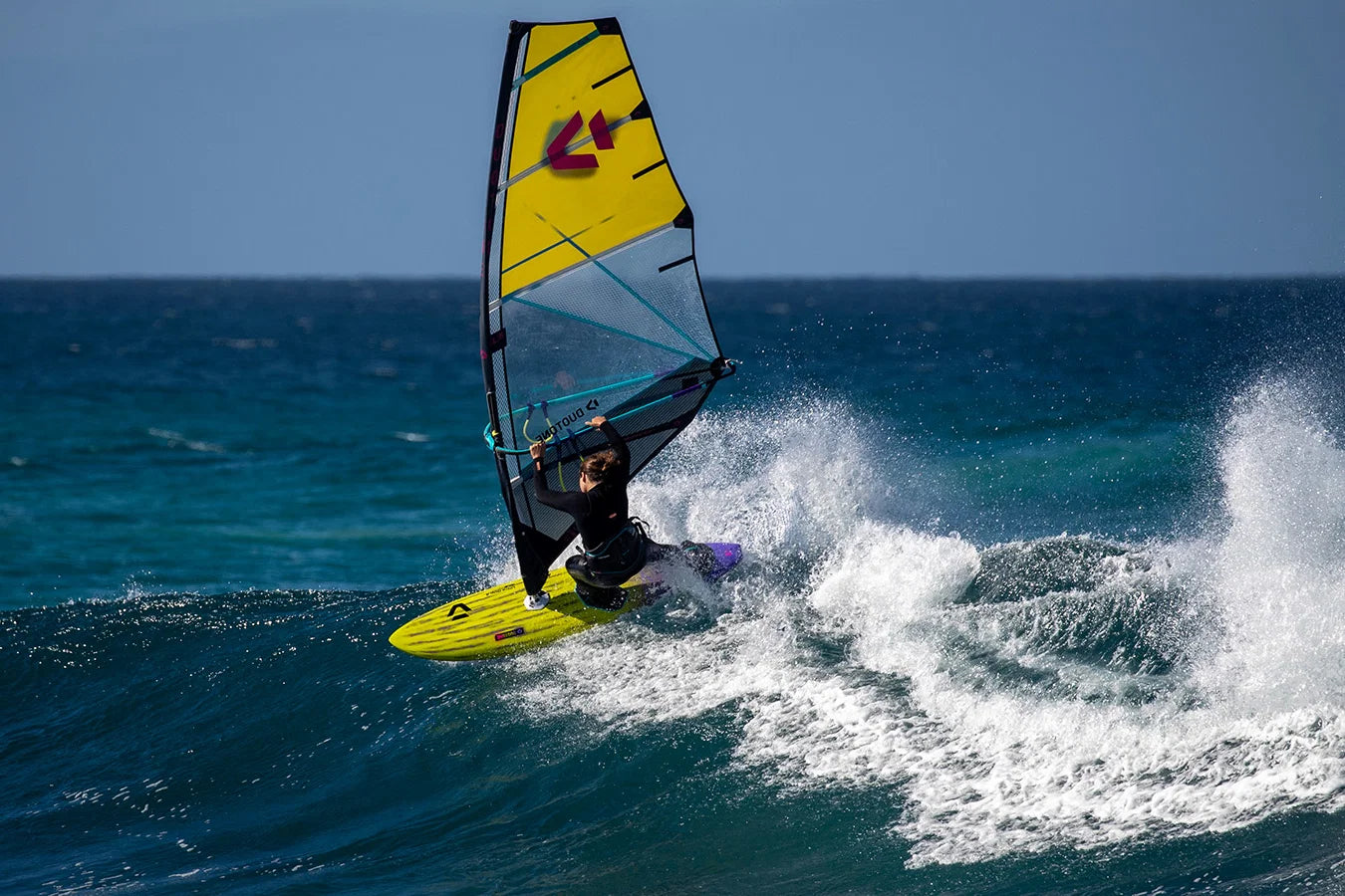 Vela de windsurf de olas Duotone Super_Hero SLS 2026 color amarillo y gris