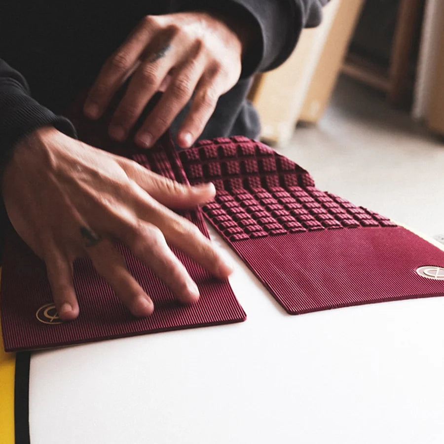 Grip de surf de dos piezas Deflow 2 Piece Burgundy Traction Pad en color burdeos