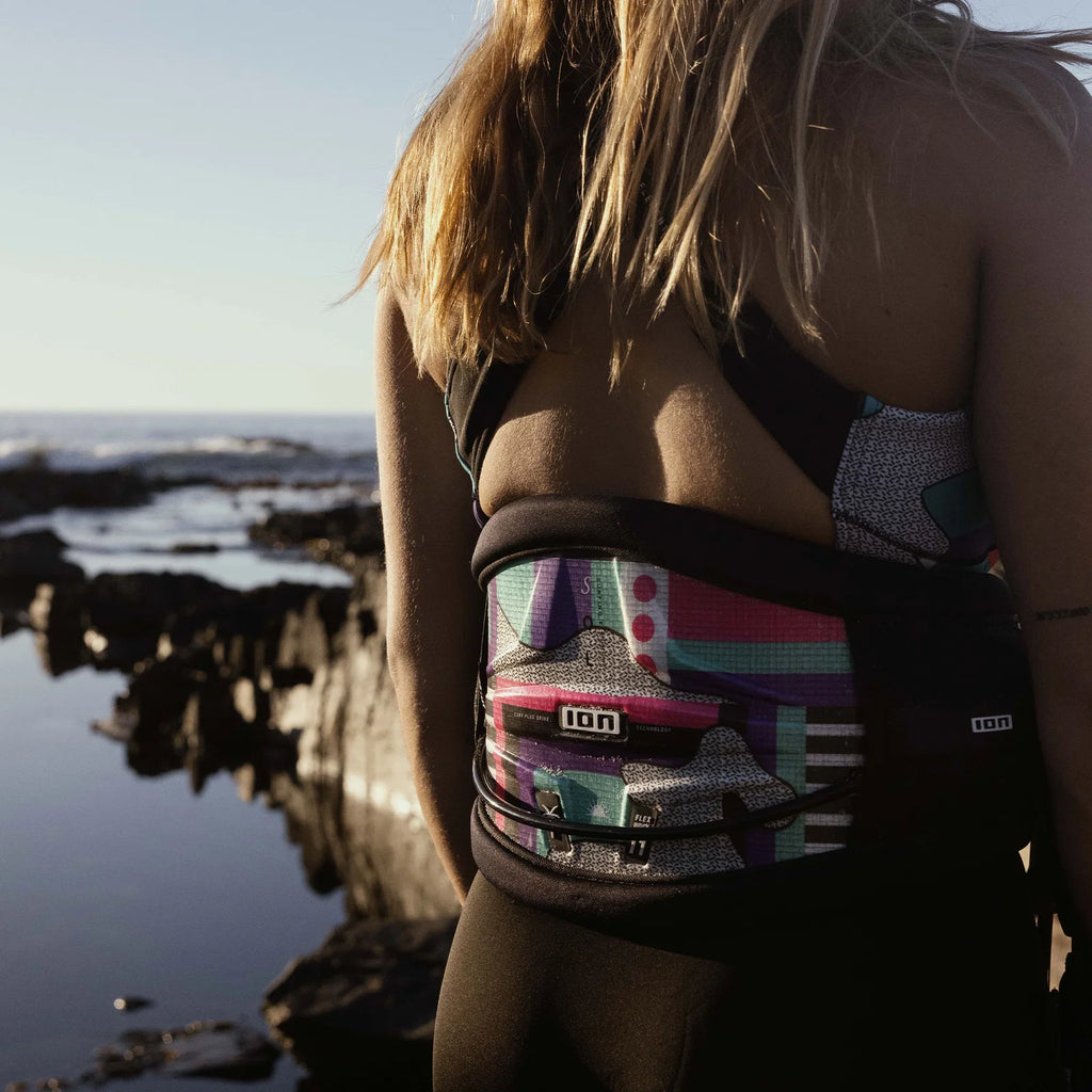 Arnés de kitesurf de cintura para mujer ION Sol Curv 13 edición Capsule Statement