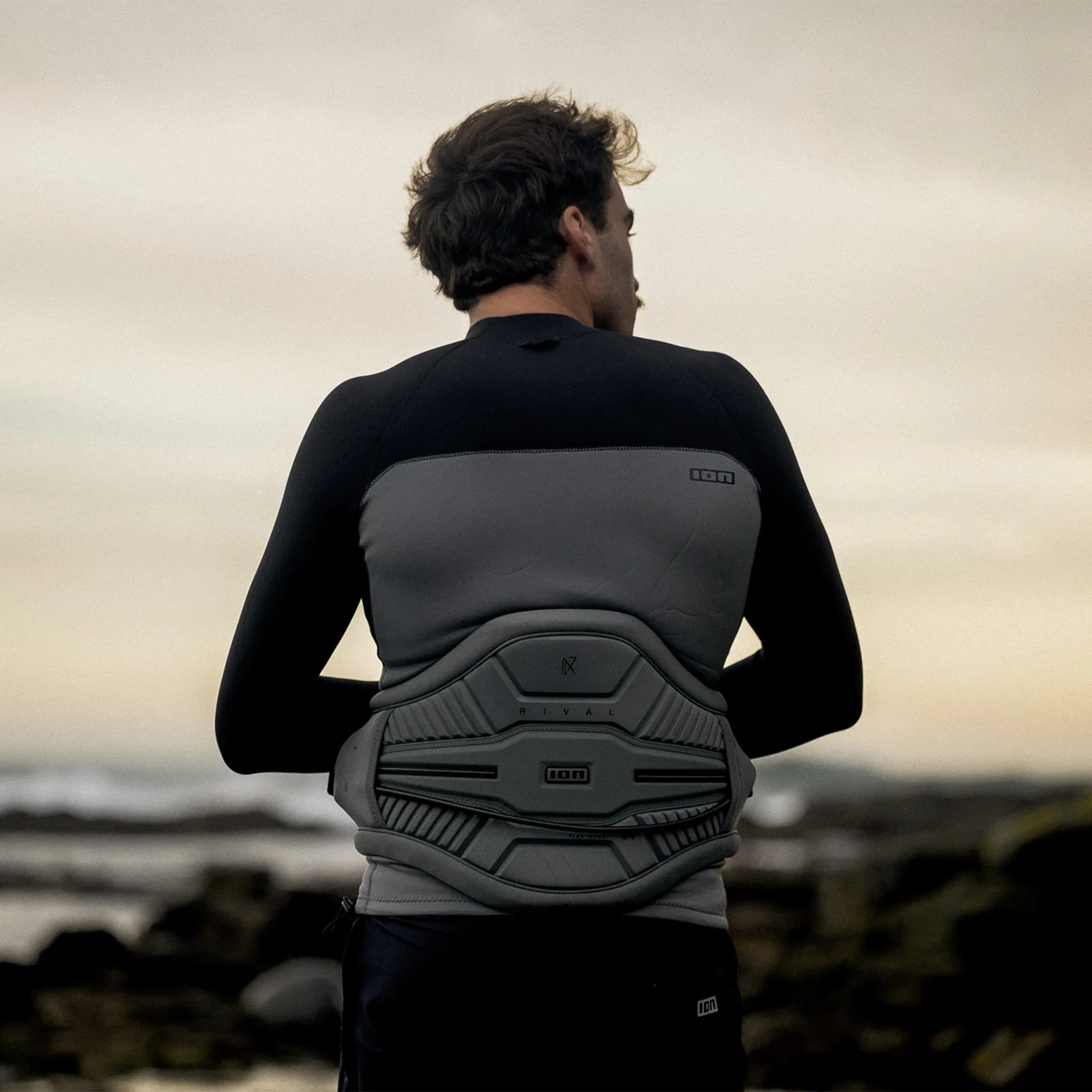 Arnés de kitesurf para hombre ION Rival 2025 color Sage Grey vista frontal