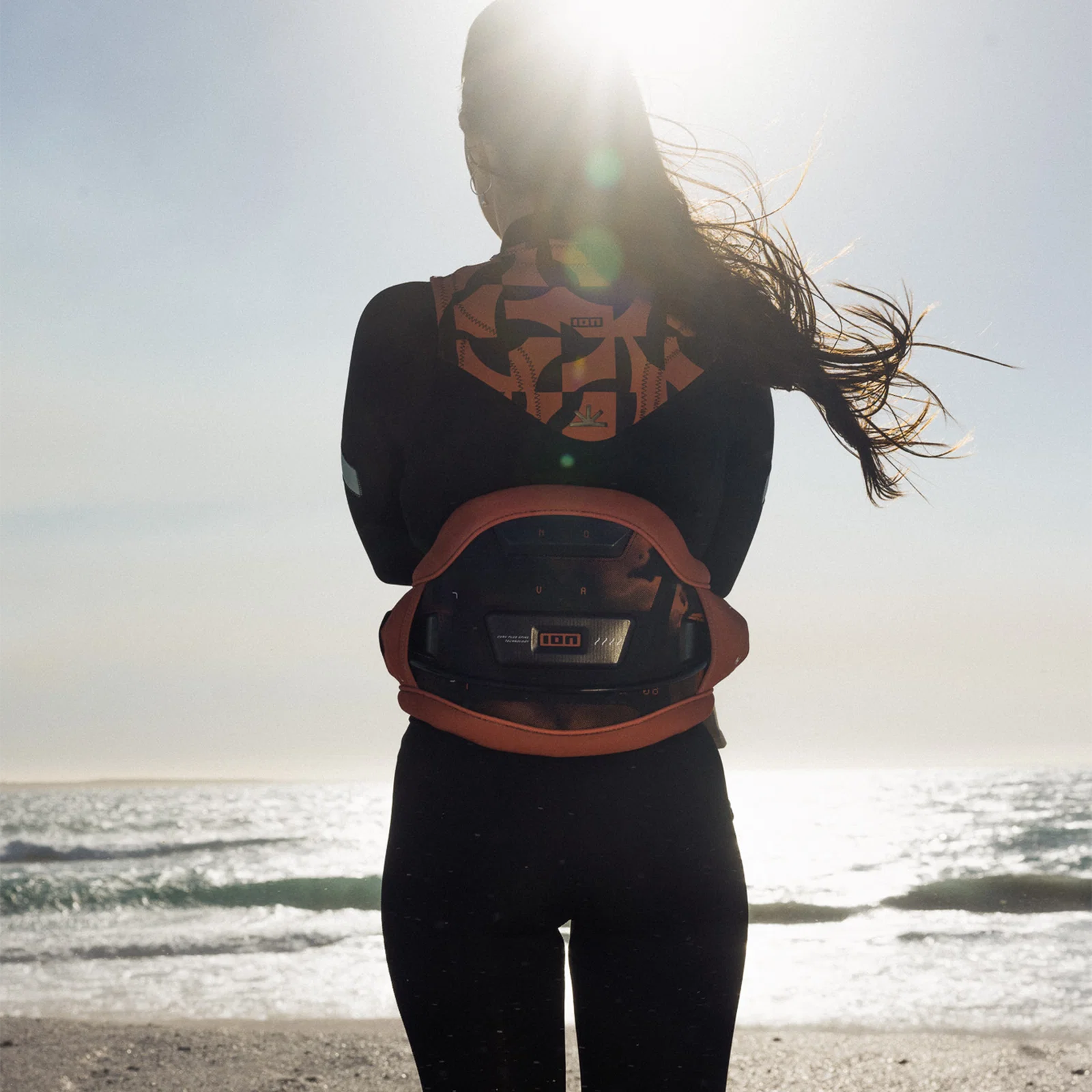 Arnés de kitesurf de cintura para mujer ION Nova en color coral Tiger Coral