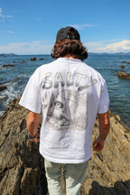 Camiseta de surf Salty Bones Tee con diseño gráfico de huesos en la espalda