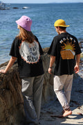 Camiseta de surf Salty Flame Tee con diseño gráfico de fuego en la espalda