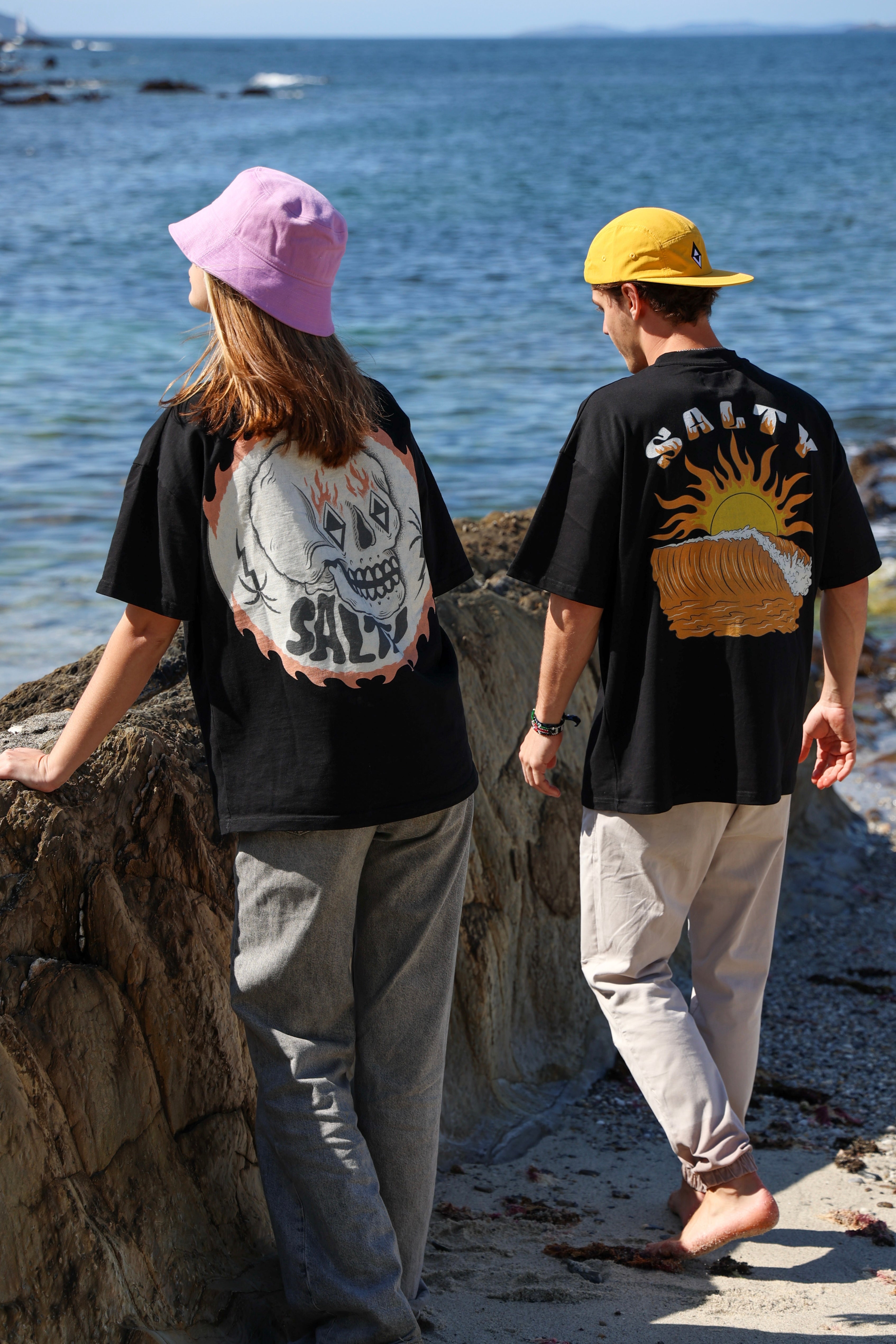 Camiseta de surf Salty Flame Tee con diseño gráfico de fuego en la espalda