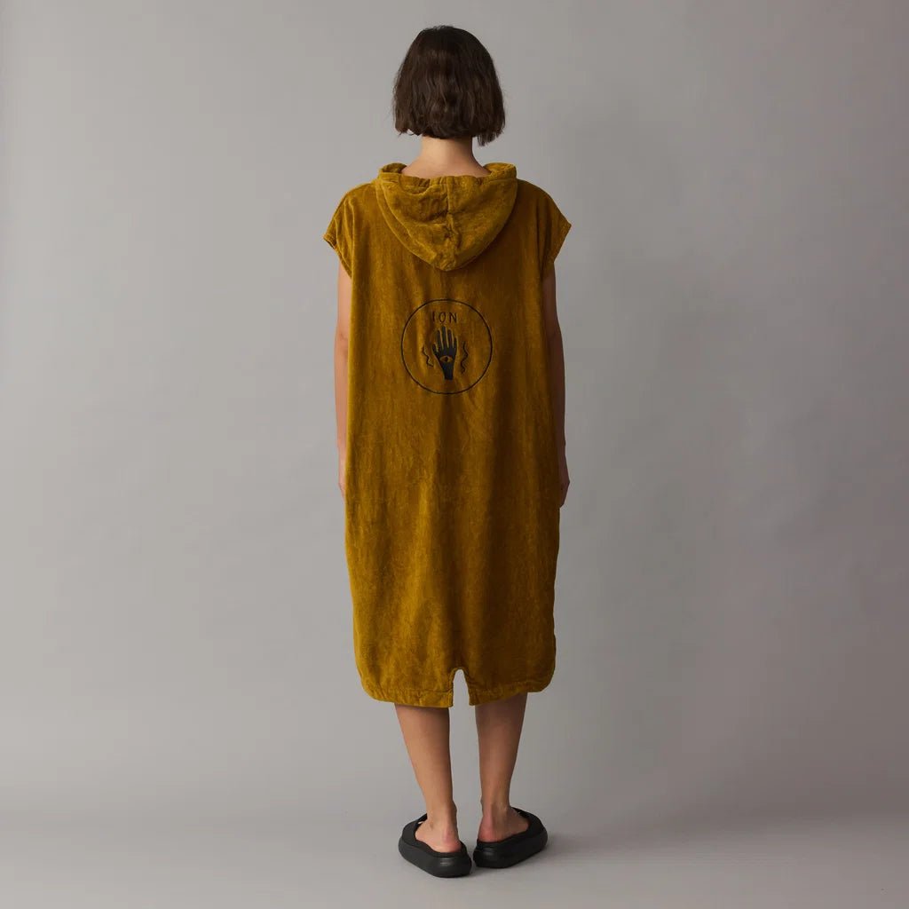 Poncho cambiador de felpa para adulto ION Core en color Gold Burst