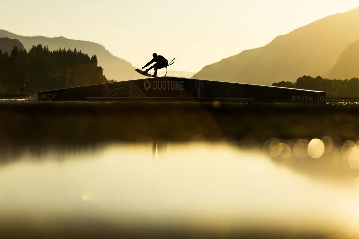 Tabla de kitesurf twintip Duotone TS Park 2027 para wakestyle y park riding