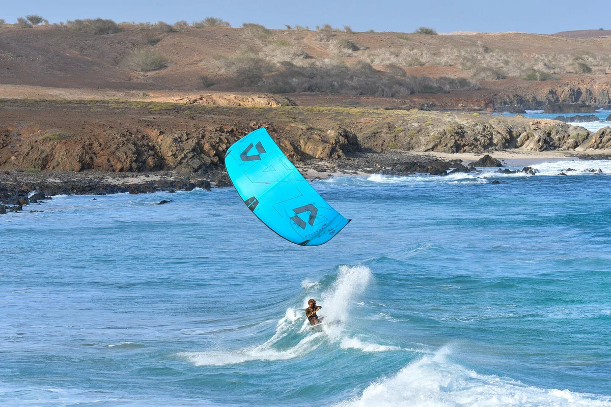 Cometa de kitesurf para olas Duotone Neo DLAB 2026 con estructura ligera de Aluula