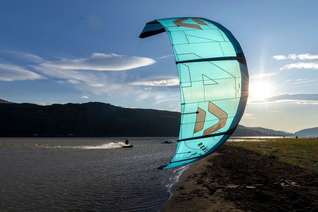 Cometa de kitesurf Duotone Rebel DLAB 2026 con estructura ligera de Aluula para Big Air