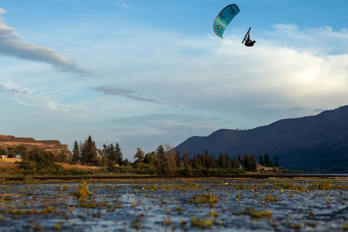 Cometa de kitesurf Duotone Rebel DLAB 2026 con estructura ligera de Aluula para Big Air