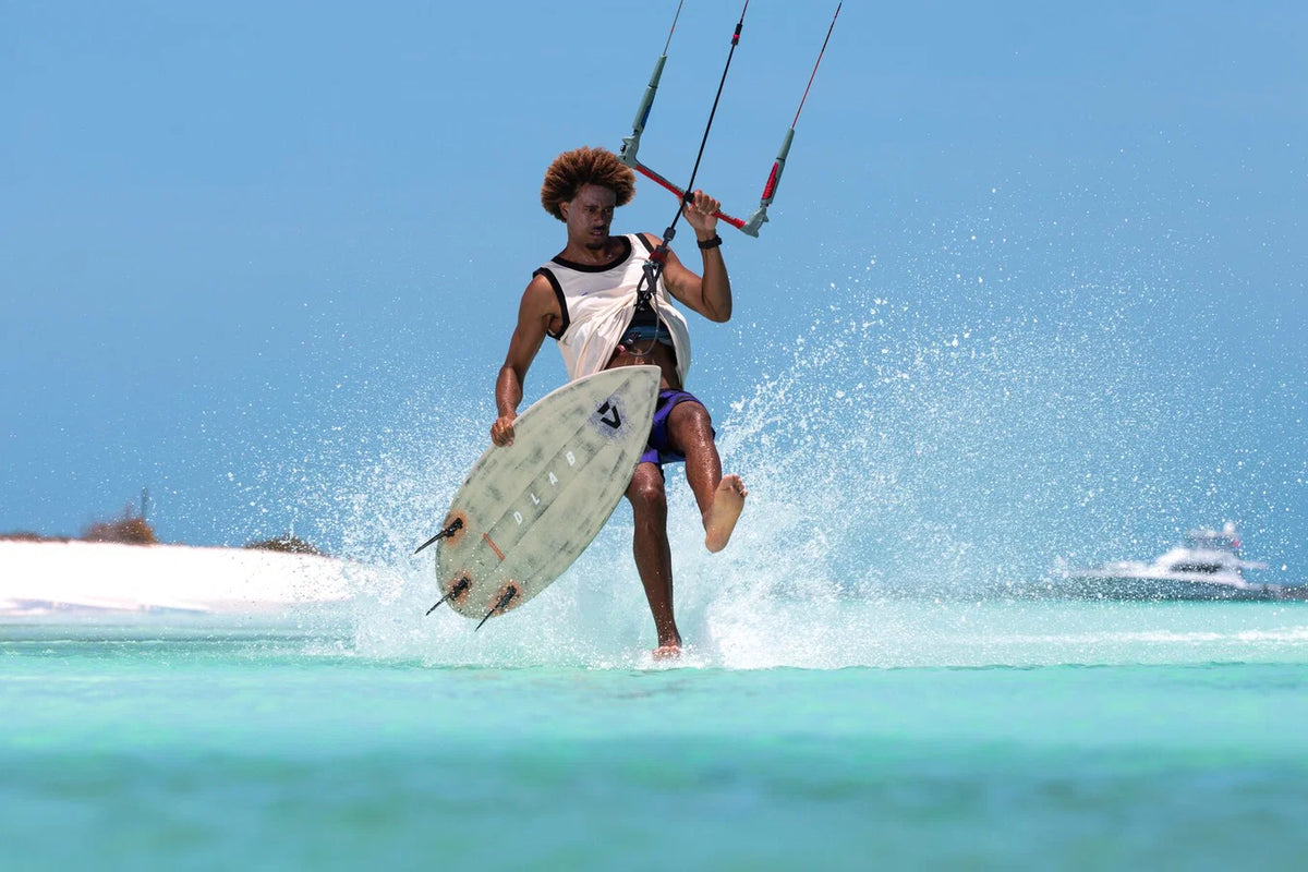 Tabla de kitesurf direccional Duotone Blur D/LAB 2027 para navegación en olas a alta velocidad