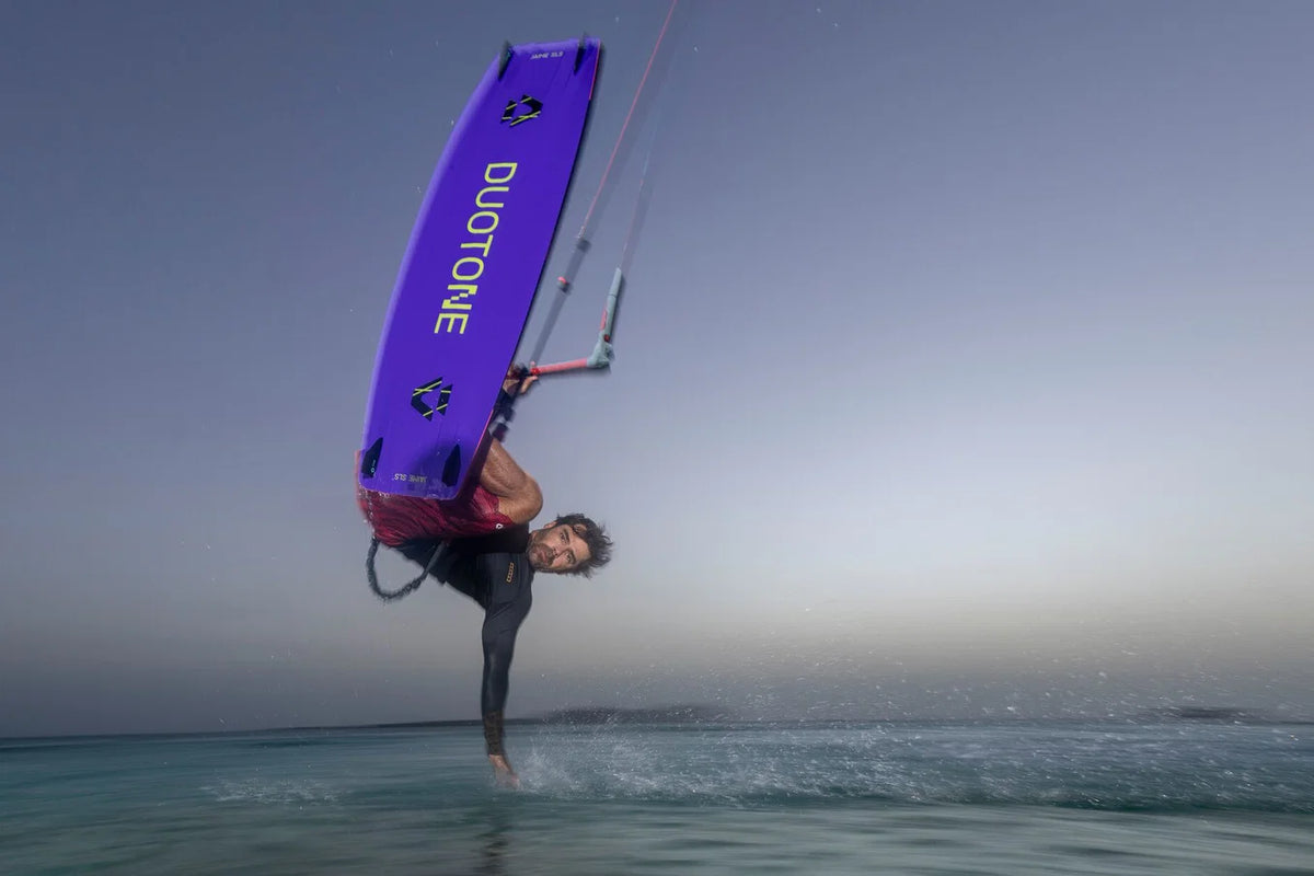 Tabla de kitesurf twintip Duotone Jaime SLS 2027 con construcción en carbono Biax