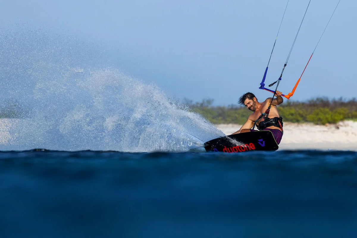 Tabla de kitesurf twintip Duotone Select Concept Blue 2027 con construcción ecológica de fibra de lino