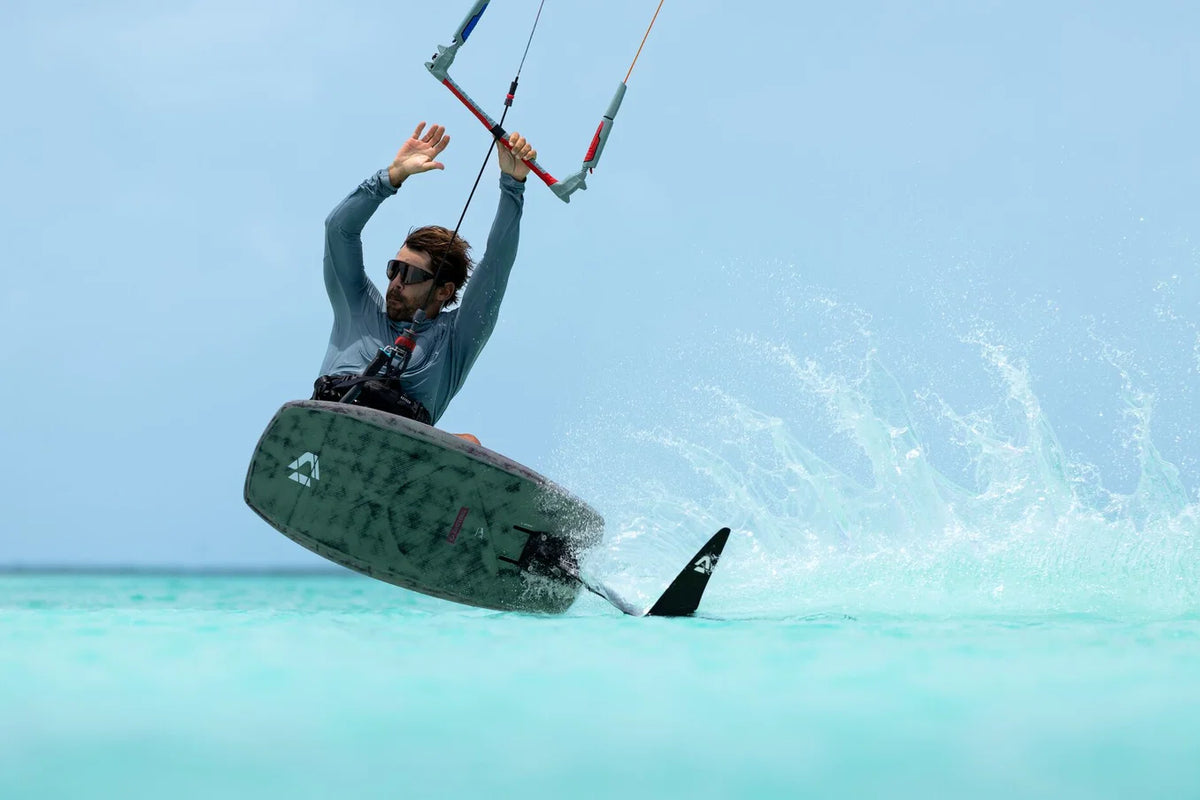 Tabla de kitesurf direccional Duotone Soar SLS 2027 para navegación en olas de rendimiento