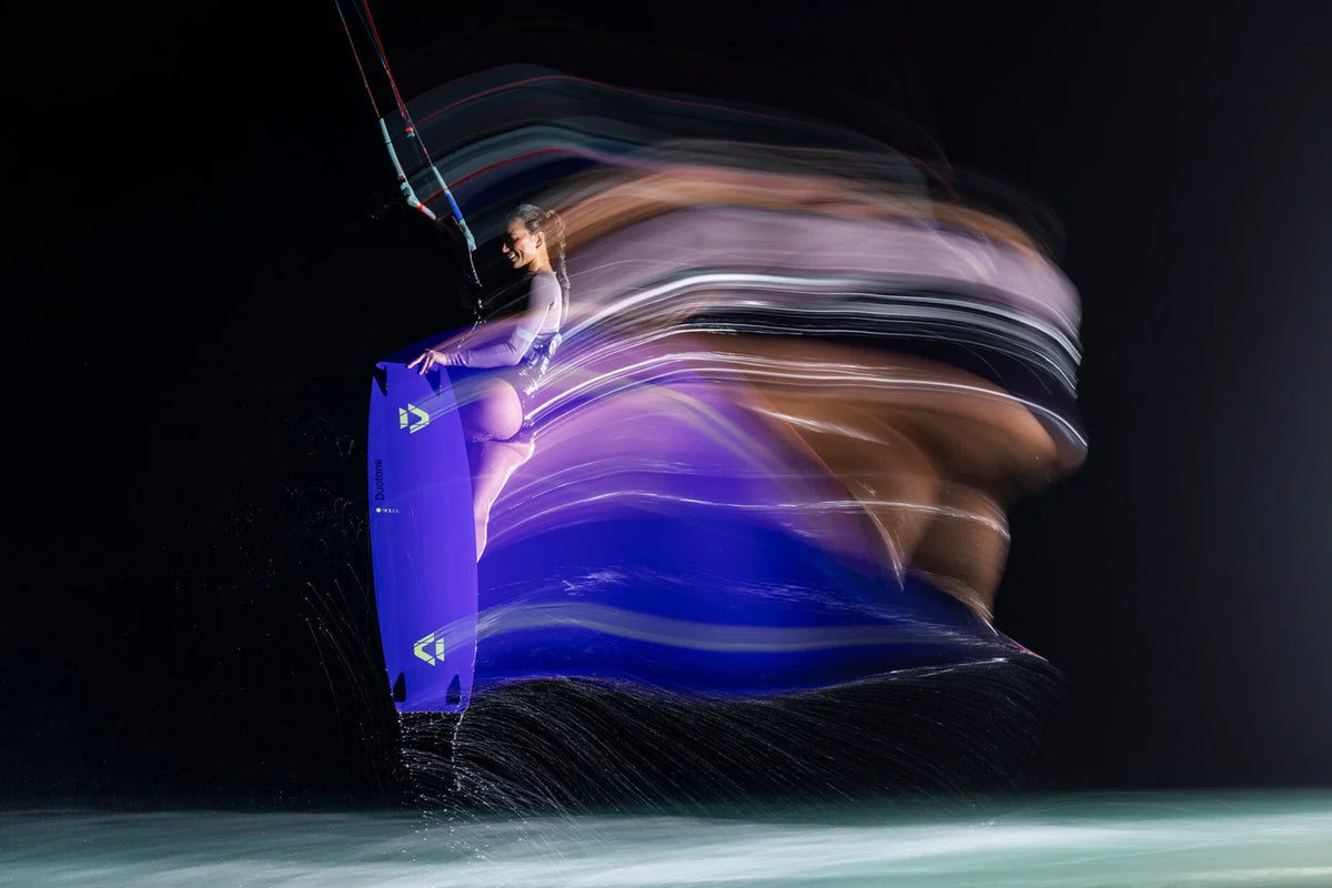 Tabla de kitesurf twintip Duotone Soleil SLS 2027 con construcción de carbono ultraligera