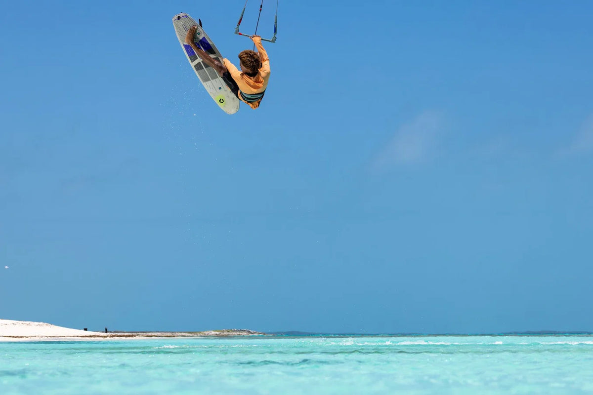 Tabla de kitesurf direccional Duotone Whip D/LAB 2027 con construcción ultra ligera D/LAB