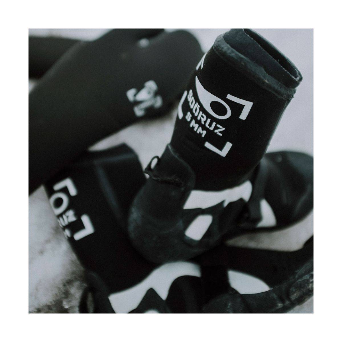 Escarpines de neopreno 5mm Soöruz Guru Split Toe color negro
