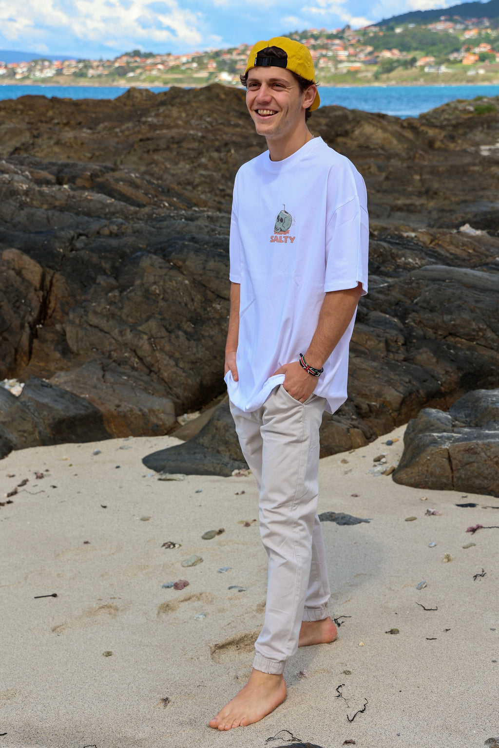 Camiseta de surf Salty Kokonut Tee con diseño de palmeras en la espalda