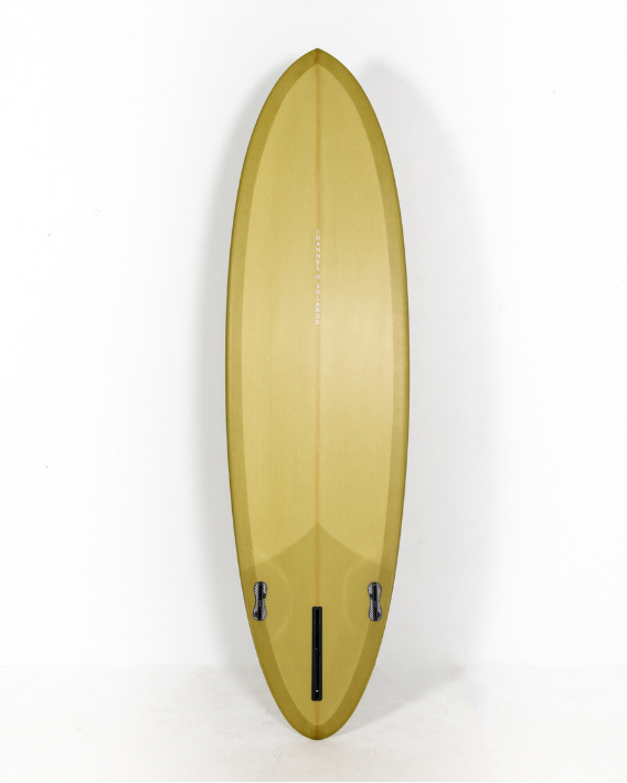 Tabla de surf Channel Islands CI Mid 6'6" vista bottom con configuración de quillas 2+1 en resina teñida verde oliva mostaza
