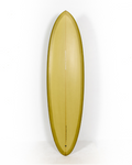 Tabla de surf Channel Islands CI Mid 6'6" vista bottom con configuración de quillas 2+1 en resina teñida verde oliva mostaza