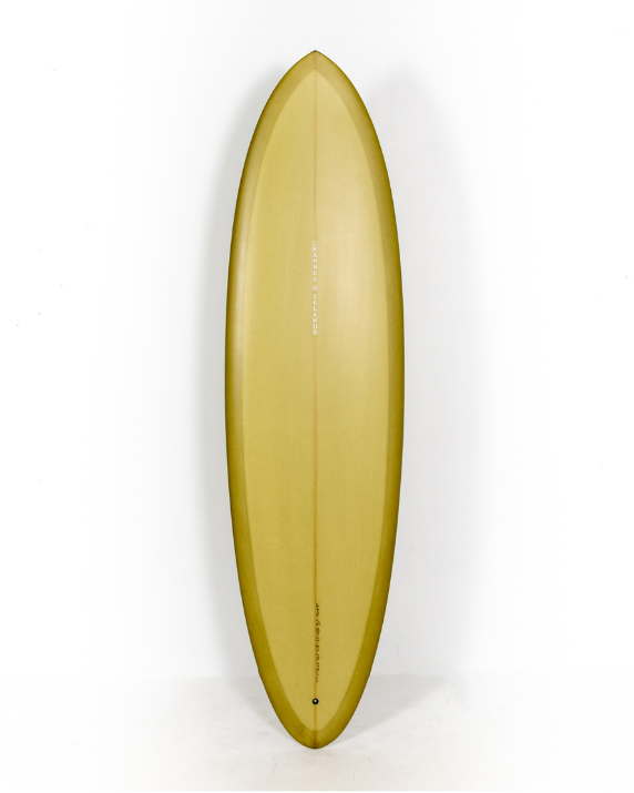 Tabla de surf Channel Islands CI Mid 6'6" vista bottom con configuración de quillas 2+1 en resina teñida verde oliva mostaza