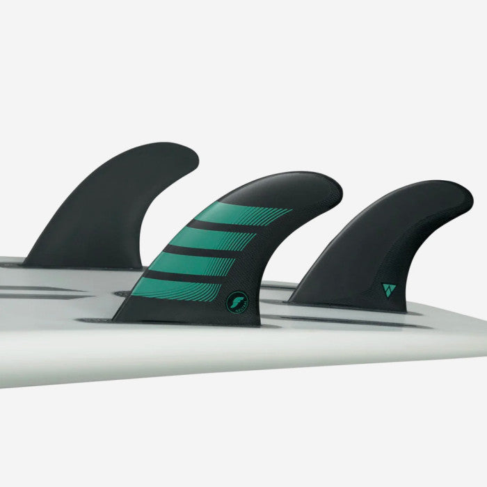 Set de quillas de surf Futures F6 Alpha Medium en compuesto texturizado gris carbono y detalles en verde lima