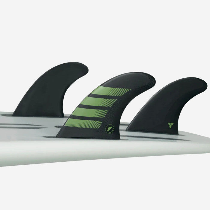 Set de quillas de surf Futures F8 Alpha Large en compuesto texturizado gris carbono y detalles en azul royal