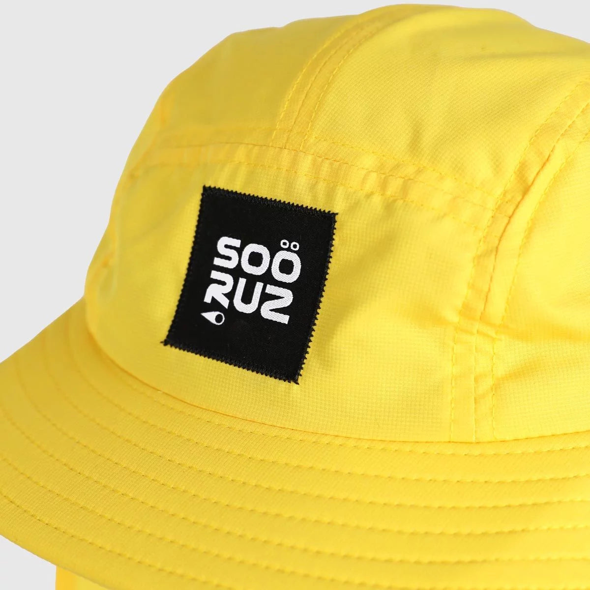 Sombrero de surf y agua Soöruz Dylan color amarillo de alta visibilidad con cinta de sujeción